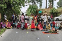 Protest for electricity: एसईसीएल ने 45 घरों की काट दी बिजली, 2 दिन से अंधेरे में
लोग, सडक़ पर उतरकर किया चक्काजाम - image