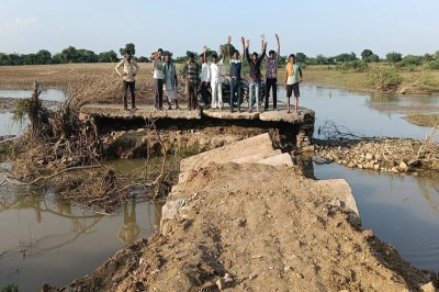 ग्रामीणों ने प्रदर्शन कर जताया रोष