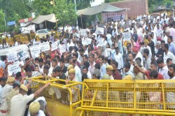 Jodhpur: SI भर्ती को रद्द नहीं करने की मांग को लेकर जोधपुर में सर्व समाज का
प्रदर्शन, CM के नाम सौंपा ज्ञापन - image