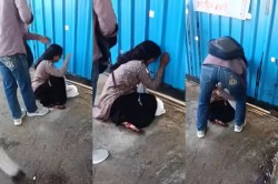 10 सेकेंड लेट होने पर भी नहीं मिला प्रवेश, सेंटर के बाहर खूब रोई महिला अभ्यर्थी,
गेट खोलने की लगाती रही गुहार - image