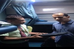 ट्रेन में छूटा लैपटॉप बैग टिकट निरीक्षक ने लौटाया - image