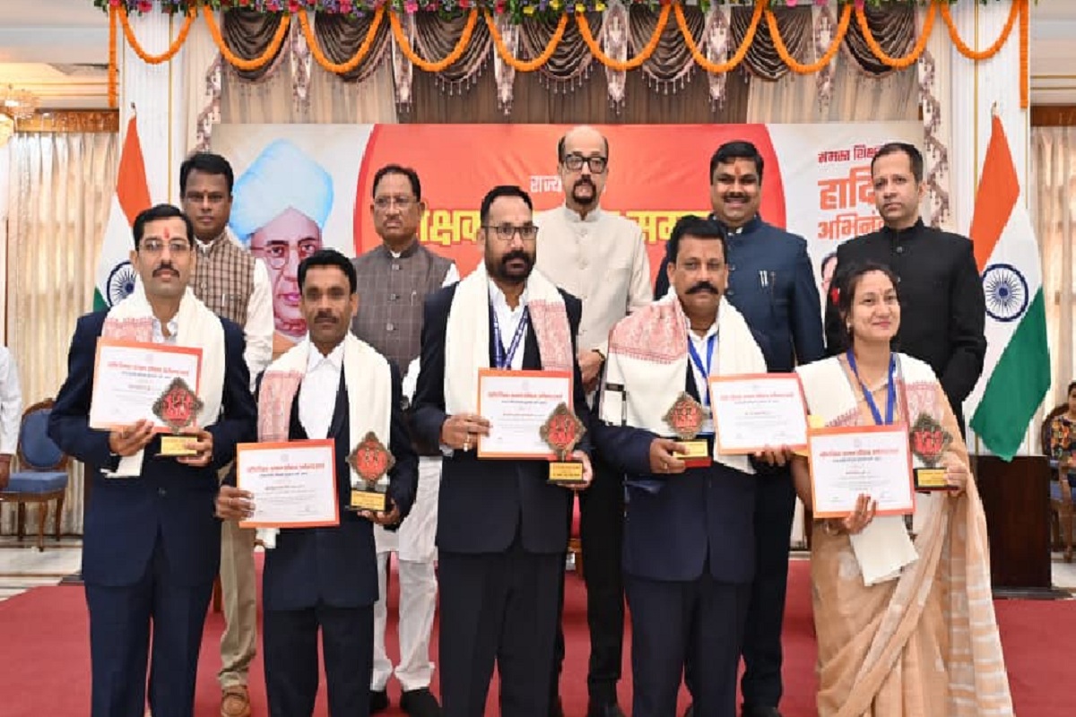 Teachers Day: छत्तीसगढ़ के 64 शिक्षकों को राज्यपाल पुरस्कार से सम्मानित किया गया