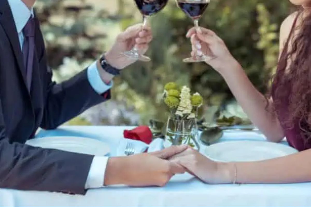 Tinder scam in Delhi Hotel gave man Rs 50,000 bill on his first date