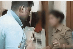 पुलिस विभाग में हाई वोल्टेज ड्रामा…सिपाही ने सिपाही पत्नी को सिपाही के साथ
रंगरेलियां मनाते पकड़ा, ड्यूटी से लौटा तो दोनों कमरे में मिले - image