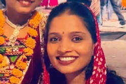 गोरखपुर में पत्नी को बीच बाजार गोली से उड़ाया…हेलमेट में रख कर लाया पिस्टल,
ताबड़तोड़ फायरिंग कर छलनी किया सीना - image