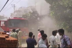गोरखपुर में कपड़ा व्यापारी के घर लगी आग, फूटते कांच के बीच घुस कर फायर कर्मियों
ने बचाई परिवार की जान - image