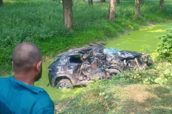 नशे में धुत कार सवारों की कार,धमाके के साथ पेड़ से टकराई, एक युवक की दर्दनाक
मौत…दूसरा घायल - image