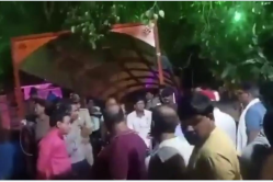 आगरा में बड़ा हादसा…बल्केश्वर मंदिर की दीवाल भरभरा कर गिरी, उफनाती यमुना में
गिरे कई लोग…बचाव कार्य जारी - image