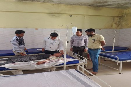 A farmer standing in queue for fertilizer got chest pain, Naib Tehsildar got him admitted to hospital