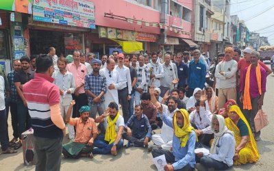 Farmers said that farmers of Bina are facing problems in getting fertilizers and the traders have sent them to other blocks to earn profit