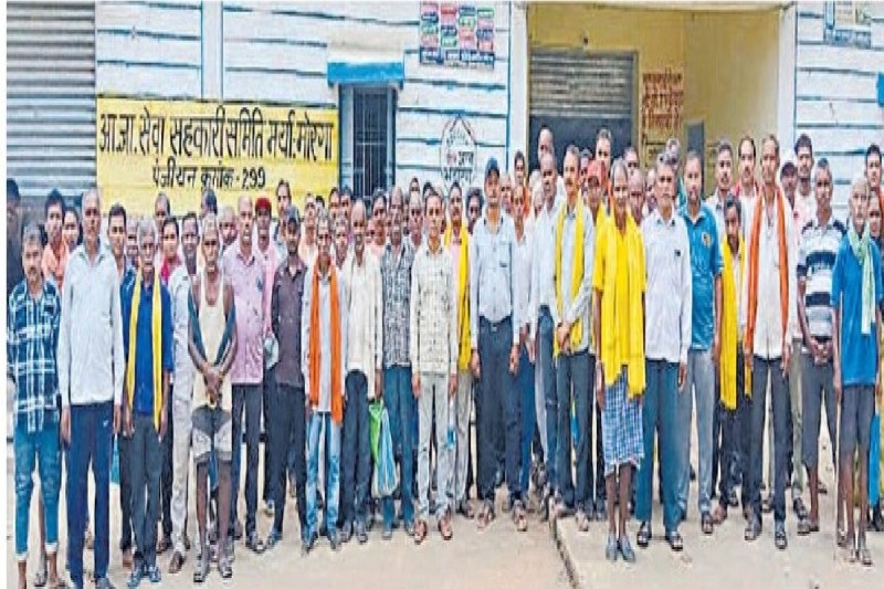 किसानों के खाद की कालाबाजारी! खुलासा होते ही ग्रामीणों ने घेरा कार्यालय, मचा हड़कंप...(photo-patrika)