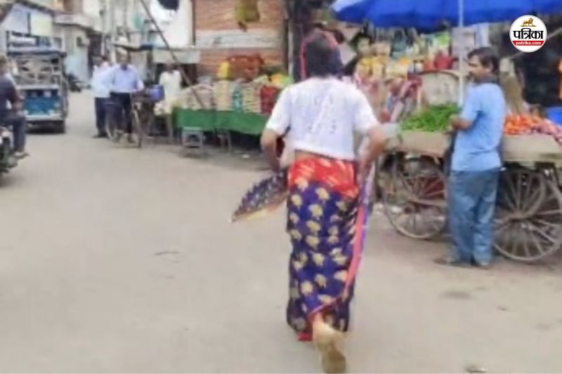 Bharatpur Young Man Wearing a sari suddenly got off bike and started dancing on road surprised passersby started watching this spectacle
