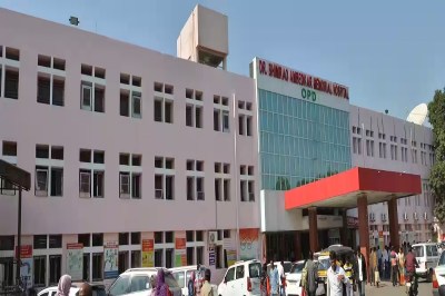 बड़ी लापरवाही! सिजेरियन डिलीवरी के बाद खुले टांके, दर्द से तपड़ती रही महिला, कोई डॉक्टर झांकने तक नहीं आया(photo-patrika)