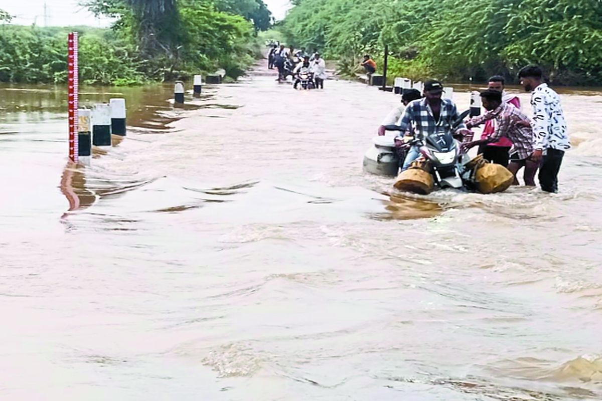 रातभर बंद रहे दो स्टेट हाइवे, दोपहर बाद आवागमन शुरू