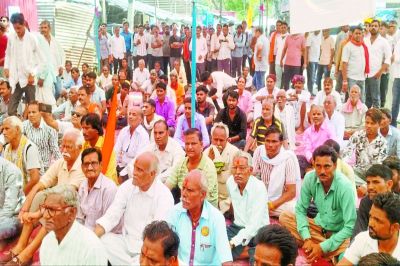 अवैध मांस-शराब की दुकानों के विरोध में सांकेतिक बंद रहा लाखेरी