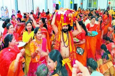 नंदोत्सव में भजनों पर झूमे, बधाइयां गाई, बांटे उपहार