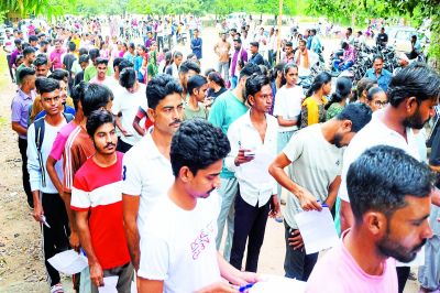 चतुर्थ श्रेणी की नौकरी के लिए दी परीक्षा, सुरक्षा जांच के बाद मिला प्रवेश