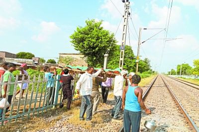 अंतिम यात्रा को भी जान जोखिम में डाल पटरिया करा रहे पार
