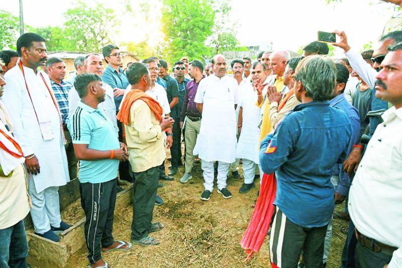 बिरला ने बाढ़ प्रभावित परिवारों से किया संवाद, समस्याओं को सुन दिए राहत के निर्देश