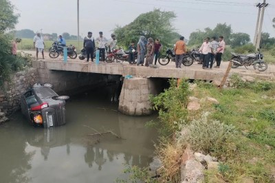 घाघड़ पुलिया पर अनियंत्रित कार खाळ में गिरी, दो घायल