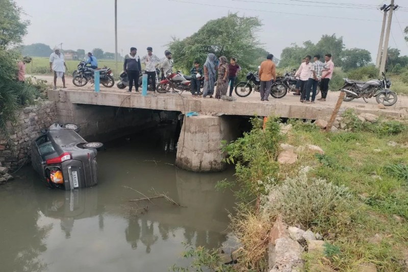 घाघड़ पुलिया पर अनियंत्रित कार खाळ में गिरी, दो घायल