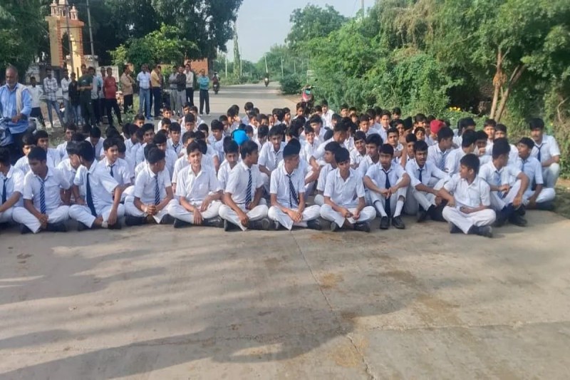 सीतापुरा जवाहर नवोदय विद्यालय में छात्रों का फूटा आक्रोश, लगाया जाम