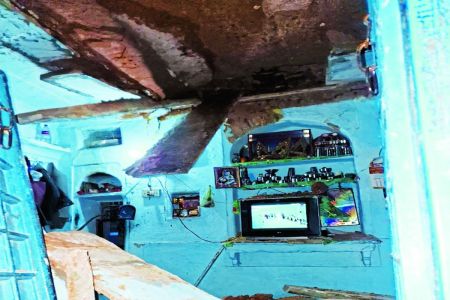 टीवी चलाकर बाहर आई और चंद सैकण्ड में भरभरा कर गिरी मकान की पट्टियां