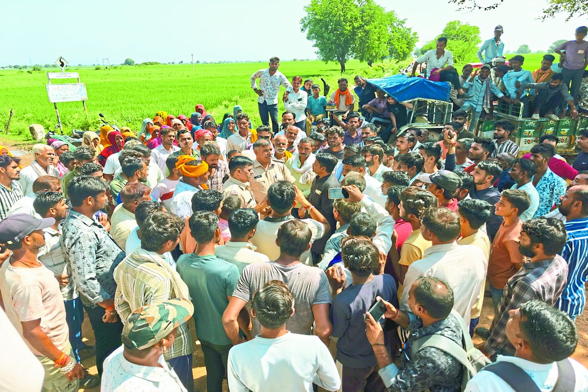 सडक़ पर गड्ढों का विरोध, अंथड़ा मार्ग पर तीन घंटे जाम लगाया