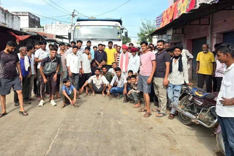 देव जी का थाना का बाजार बंद, मुख्य मार्ग पर ग्रामीणों ने किया जाम