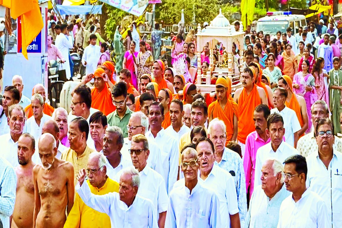 क्षमावाणी पर्व पर जैन समाज ने निकाली शोभायात्रा