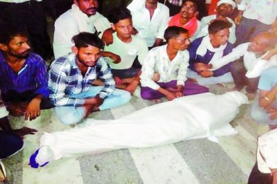 टक्कर के 40 दिन बाद दर्ज की एफआईआर, ग्रामीणों ने शव सडक़ पर रखकर लगाया जाम