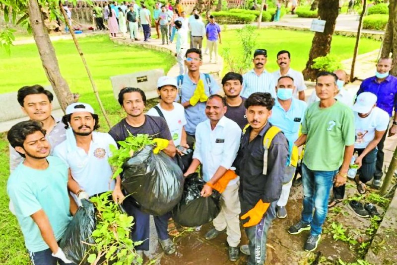 तीन ट्रॉली कचरा निकालकर किया श्रमदान,फोटो प्रदर्शनी किया अवलोकन