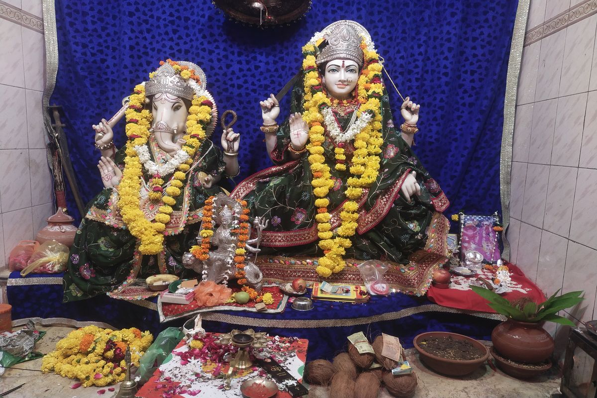 शारदीय नवरात्र के तहत हुई घट स्थापना, माता के गूंजे जयकारे
