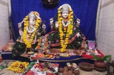 शारदीय नवरात्र के तहत हुई घट स्थापना, माता के गूंजे जयकारे