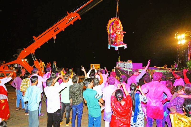 गणपति बप्पा मोरिया .... शोभायात्राएं निकालकर गणपति प्रतिमाओं का किया विसर्जन