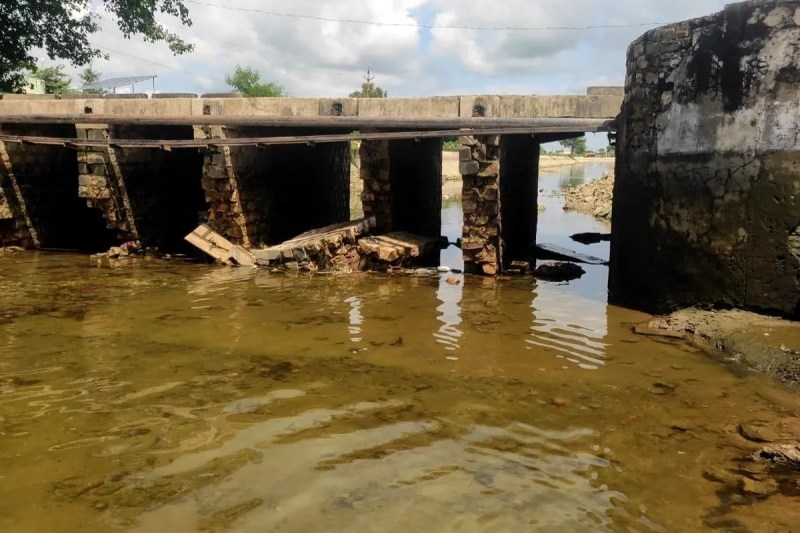 नहर की दीवारें क्षतिग्रस्त, कैसे पहुंचेगा टेल तक पानी