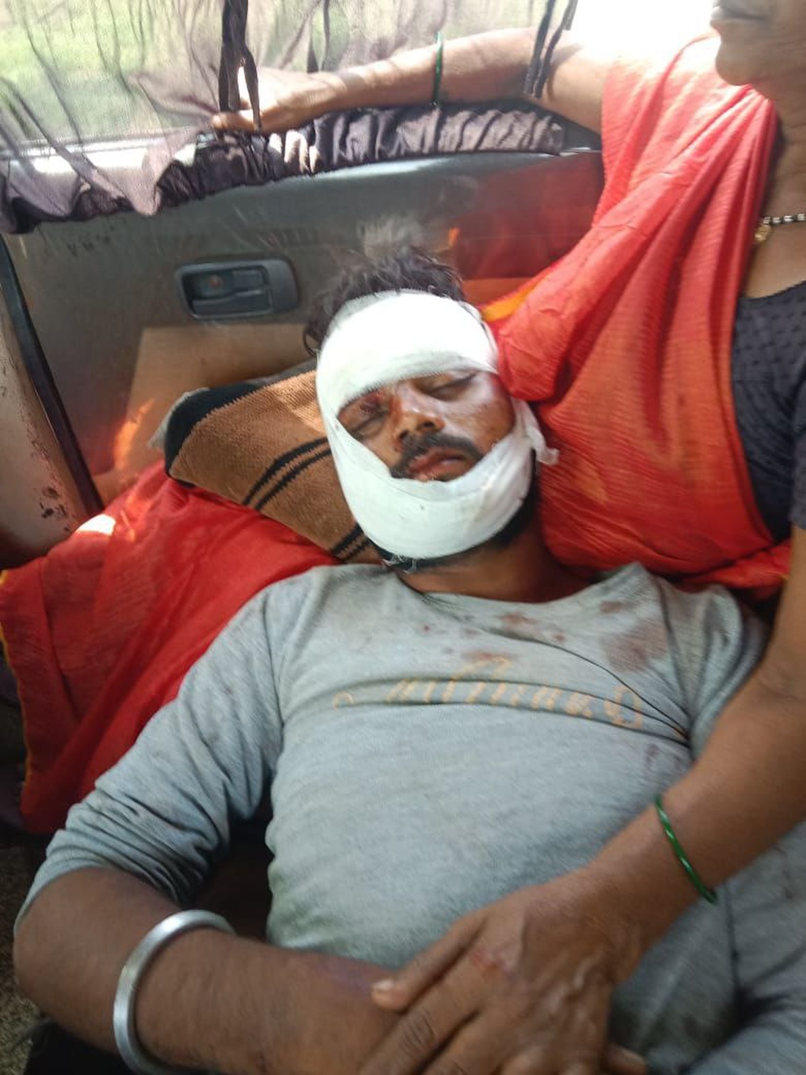 मछली ठेकेदार के कर्मचारियों की गुंडागर्दी, कार से बाइक सवार को टक्कर मारी, पीटा,