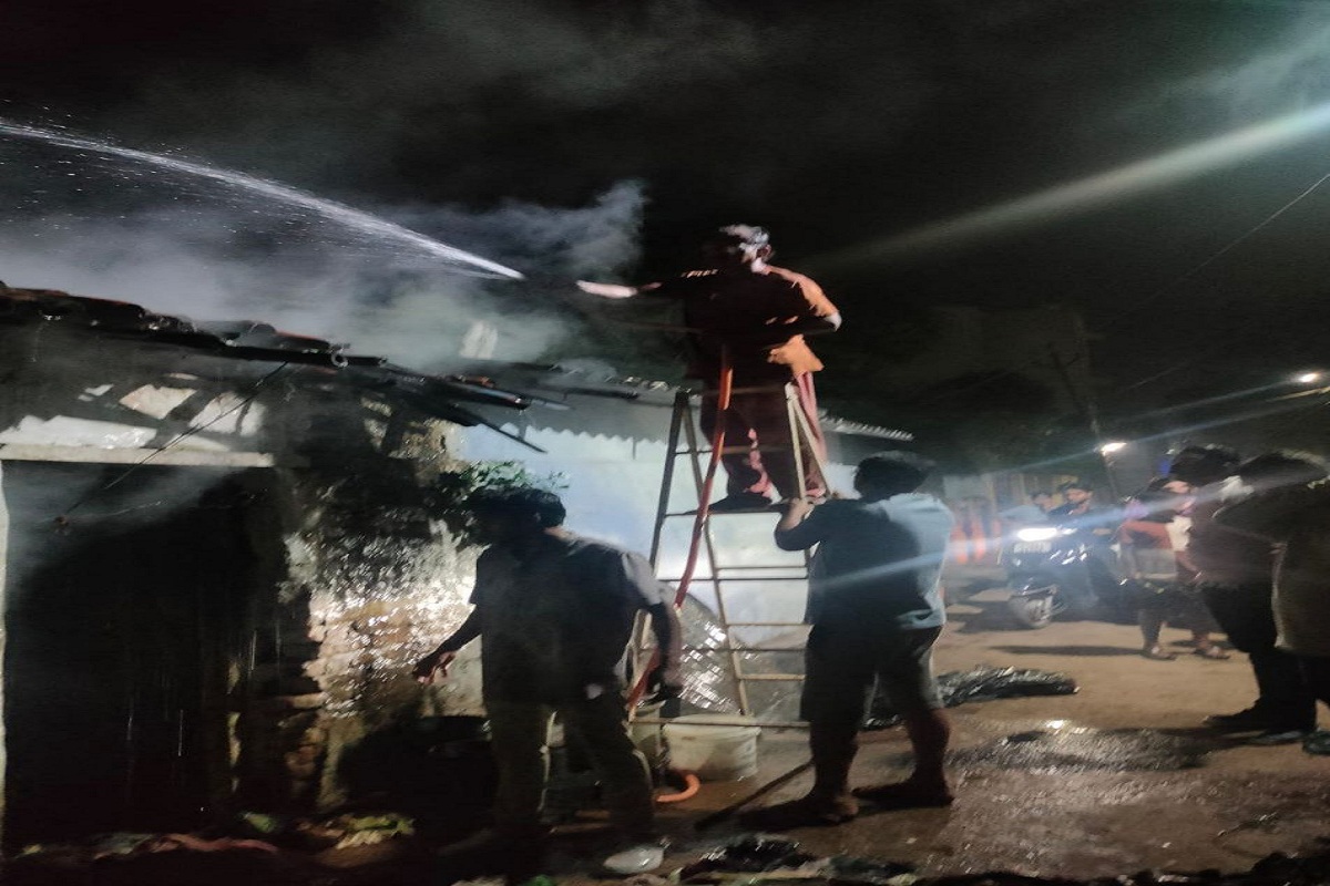 CG News: खाना बनाते समय चूल्हे से उठी चिंगारी, घर में लगी आग, दो दिव्यांग महिलाएं झुलसीं