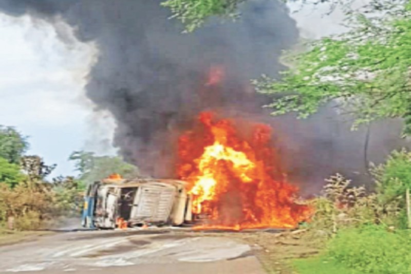 CG News: धूं-धूं कर जला टैंकर, चालक ने कूदकर बचाई जान