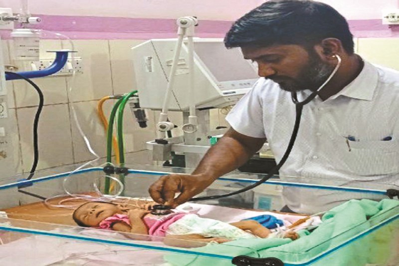 CG News: नहर किनारे मिली बच्ची को अस्पताल में मिल रहा दुलार, मां का फर्ज अदा कर रही नर्स