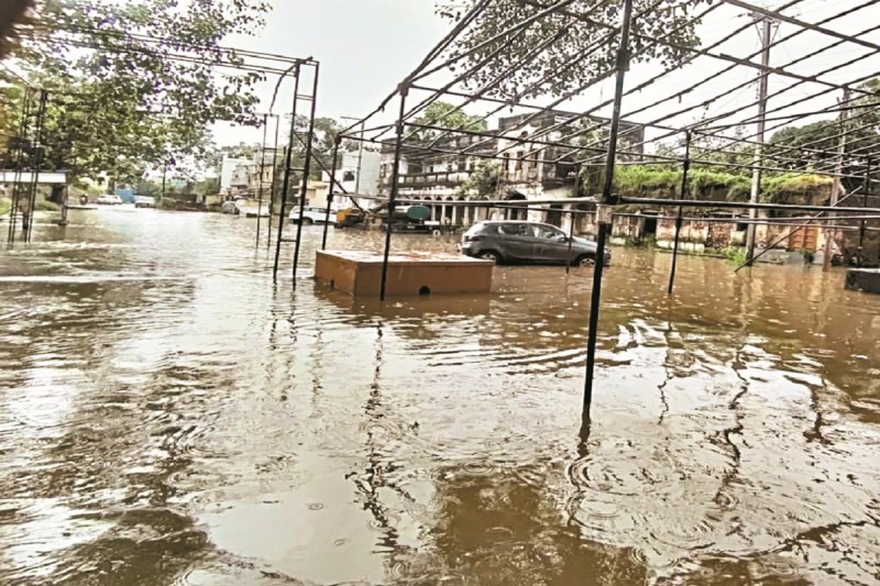 CG News: एक घंटे की बारिश से डूबा स्टेशन रोड, 200 घरों में घुसा पानी, रेलवे निर्माण कार्यों की खुली पोल