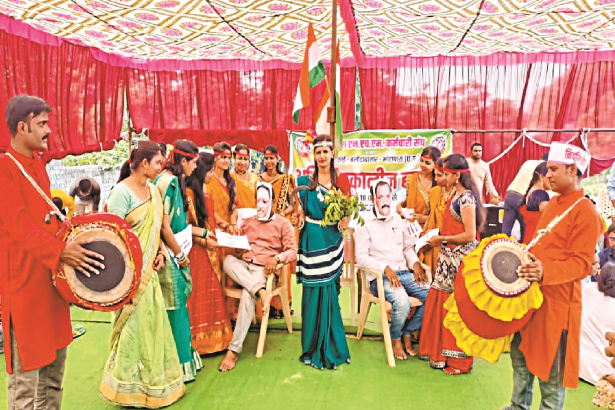 CG News: एनएचएम कर्मचारियों का प्रदर्शन जारी, झांकी के माध्यम से सरकार को मनाने का प्रयास