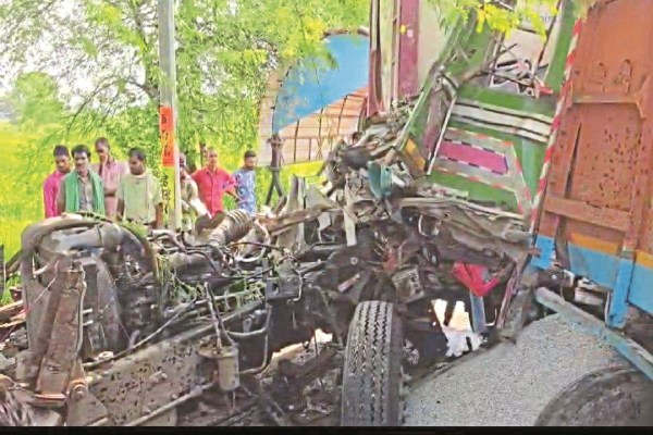 CG Accident: तेज रफ़्तार टैंकर व ट्रक में भिंड़त, एक की मौत चार घायल