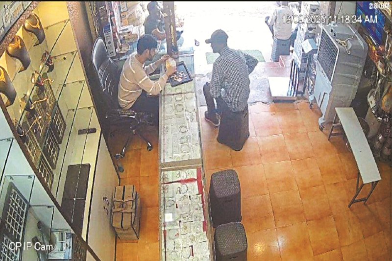 CG News: खरीदी करने के बहाने दुकान में घुसा चोर,12 लाख के जेवरात कर दिया पार