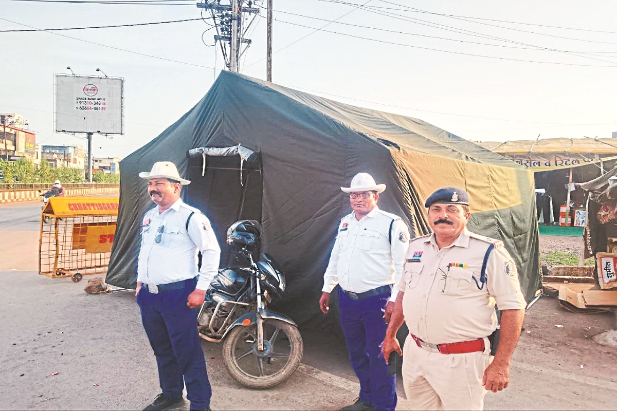 Navratri 2025: डोंगरगढ़ पदयात्रियों के लिए 8 स्थानों पर पुलिस सहायता केंद्र, यात्रियों की पीठ पर लगा रहे रेडियम
