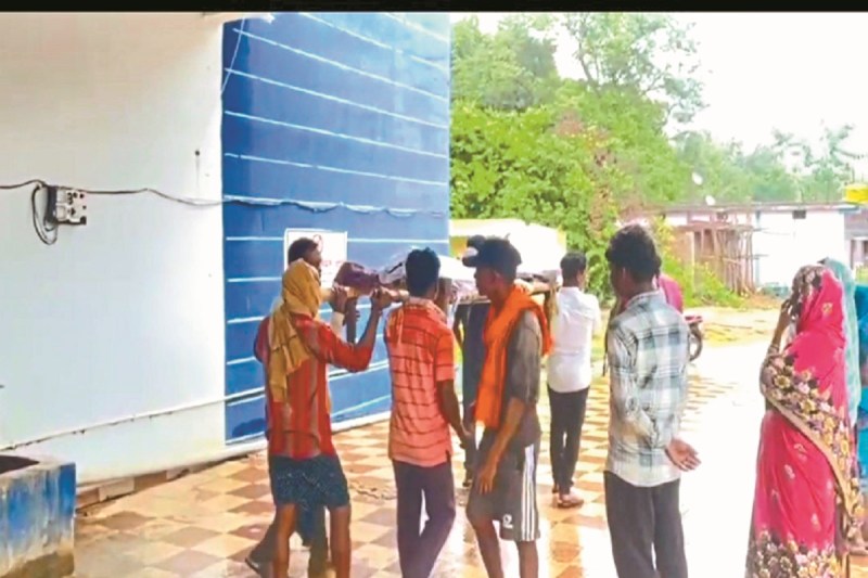 CG News: महिला की लाश ले जाने को नहीं मिली एंबुलेंस, खाट पर 2 किमी पैदल चले