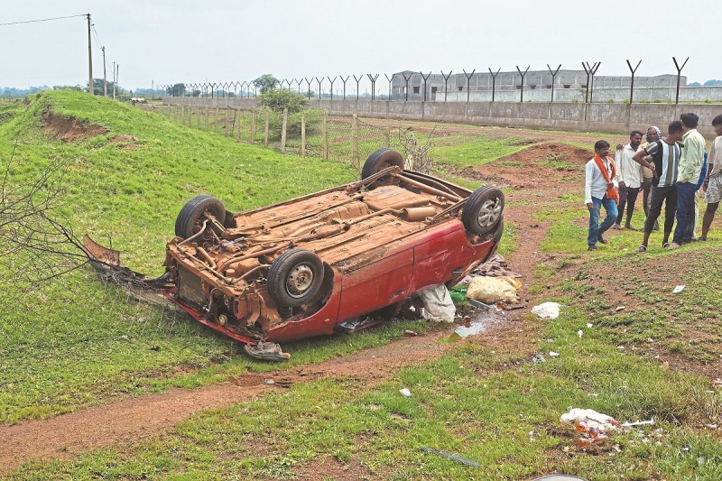 CG News: बिना नंबर प्टेट के गाड़ी में शराब तस्करी, अनियंत्रित होकर पलटी कार, 12 पेटी फूटी