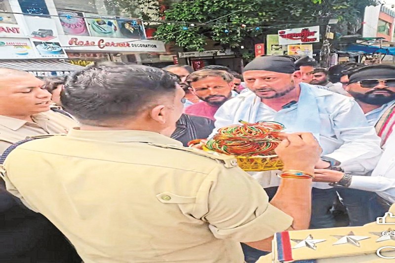 CG News: युवा कांग्रेस ने पुलिस को चूड़ियां दिखाकर किया प्रदर्शन, एसपी के खिलाफ की जमकर नारेबाजी