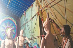 Ganesh Jhaki 2025: झांकियों में दिखेगी मॉडर्न क्रिएटिविटी की झलक कभी बनती थी
मिट्टी से, अब फाइबर की मूर्तियां - image
