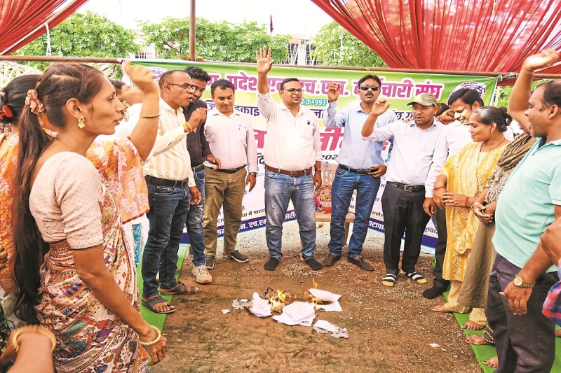 CG News: 16 हजार संविदा कर्मचारियों को नोटिस जारी, कहा- हमारा कोई भी साथी नहीं करेगा ज्वाइन